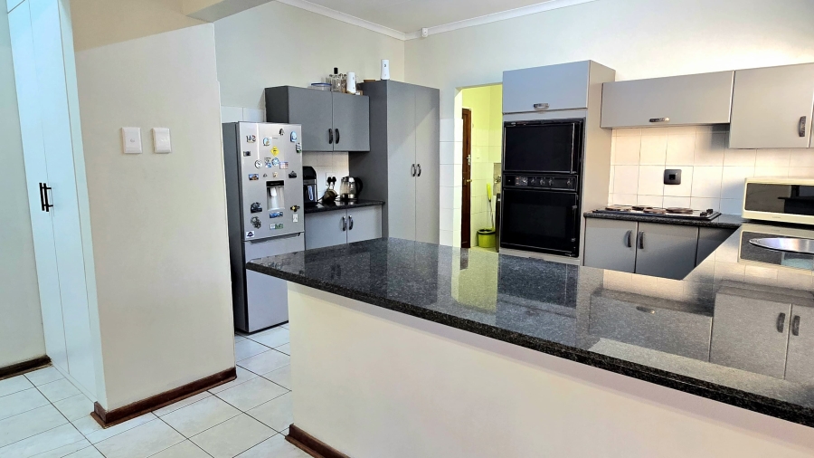 4 Bedroom Property for Sale in Geelhoutpark North West